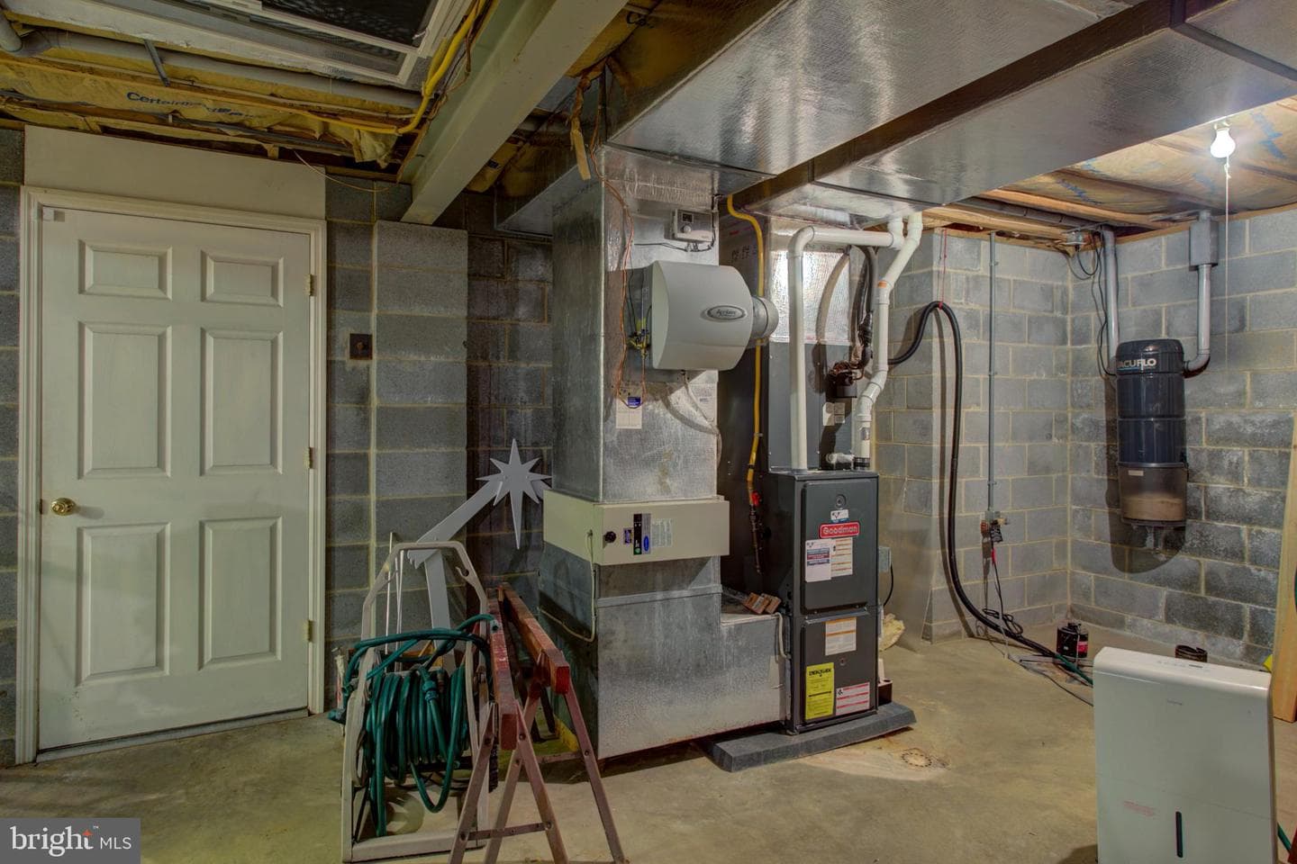 2041 Harrogate Road photo 33