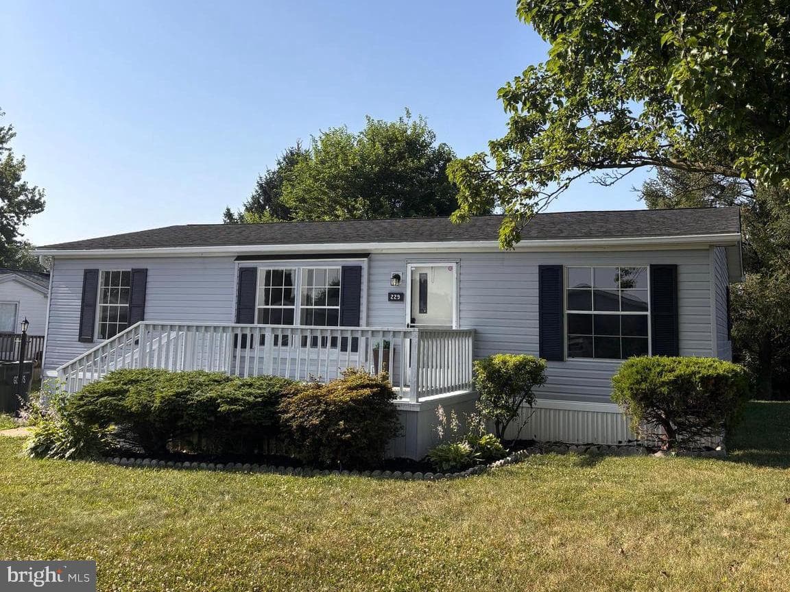 229 Longwood Ct W