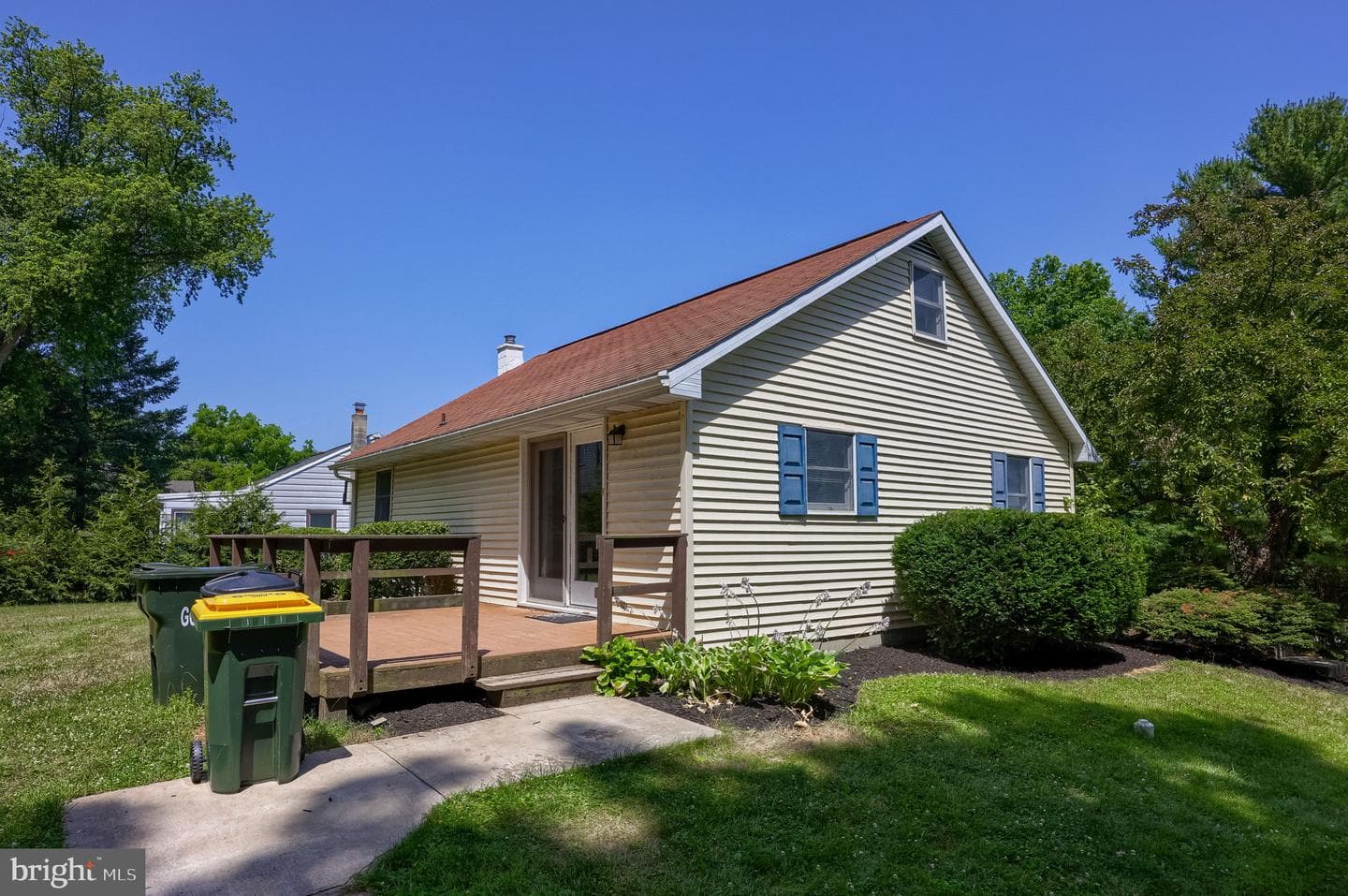 160 Buch Avenue photo 3