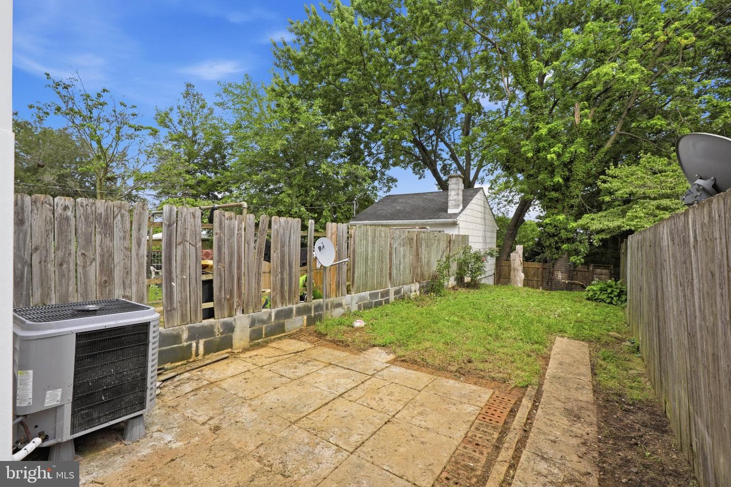 652 Hebrank Street photo 33