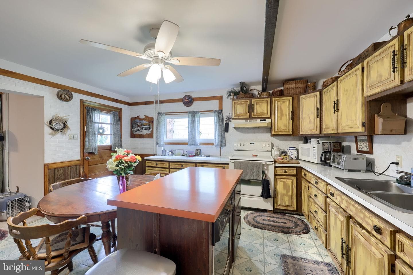 945 Maple Street photo 4