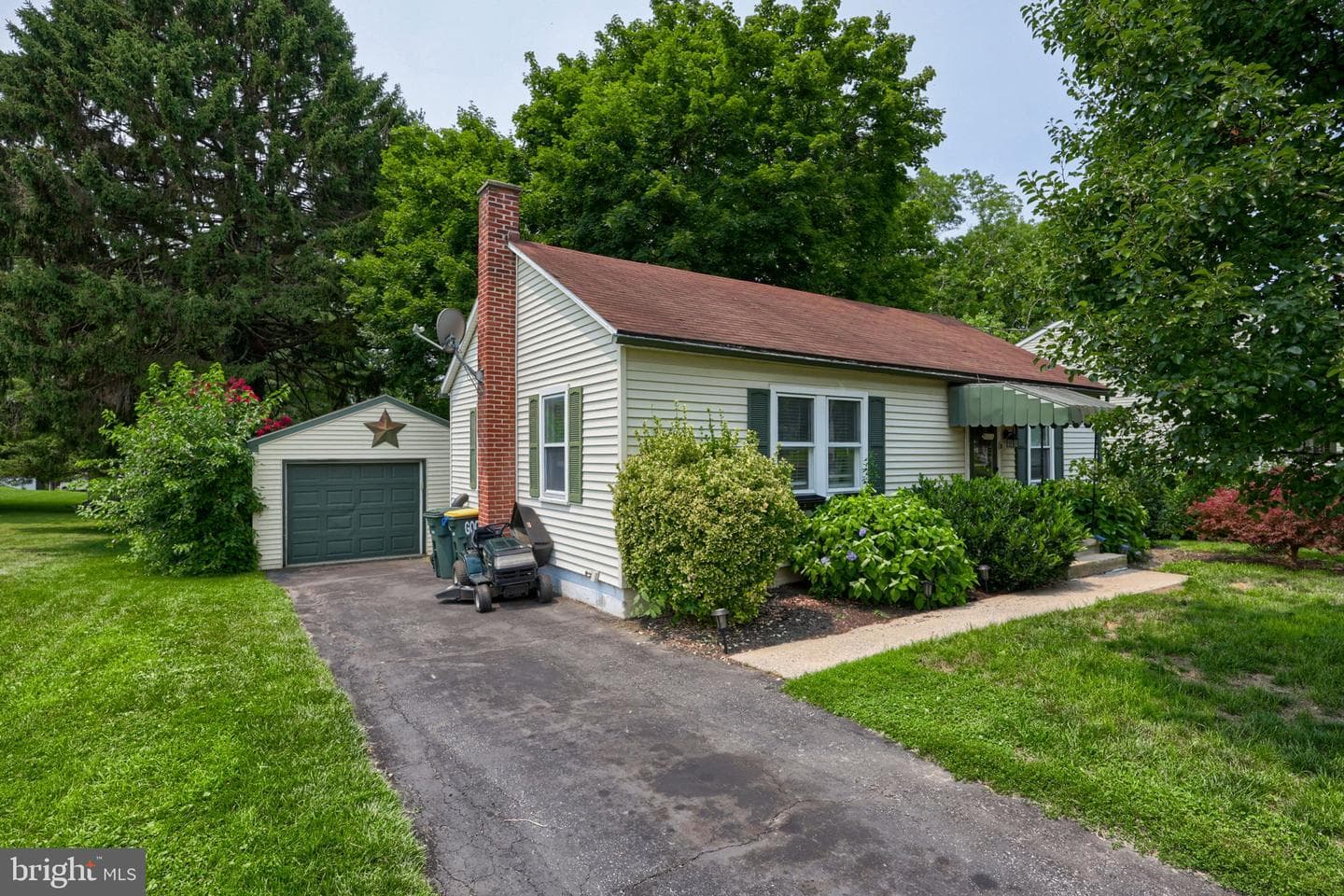 138 Crest Avenue photo 1