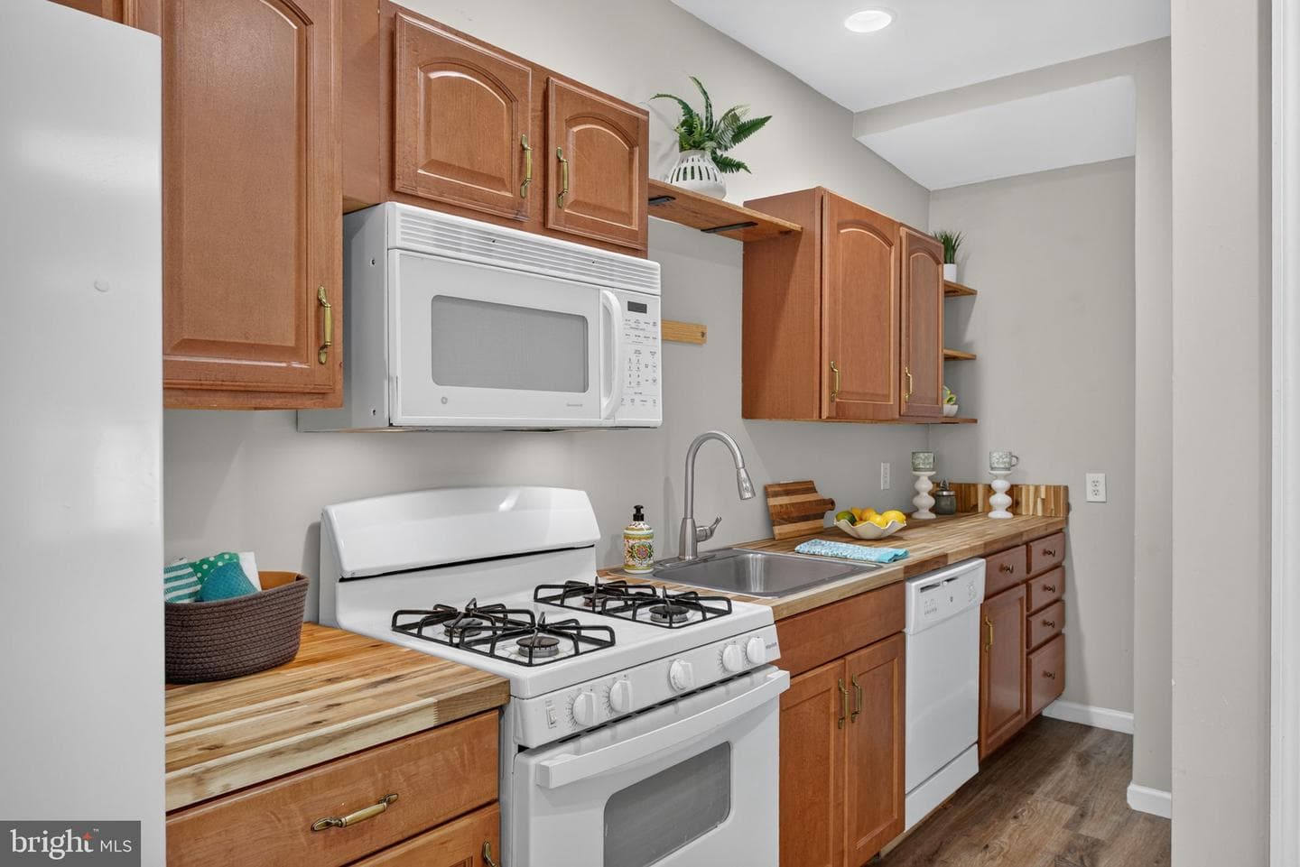 539 Woodward Street photo 12