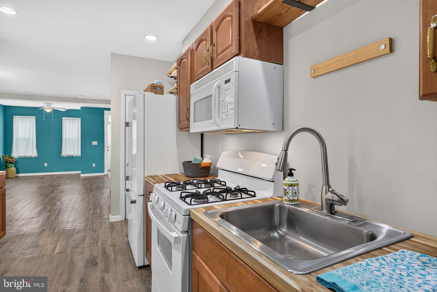539 Woodward Street photo 14