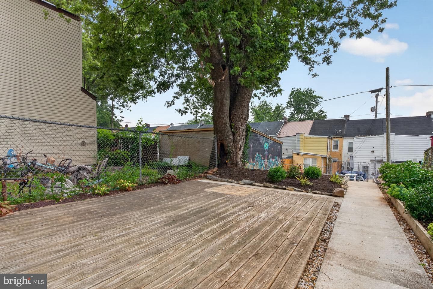 539 Woodward Street photo 27