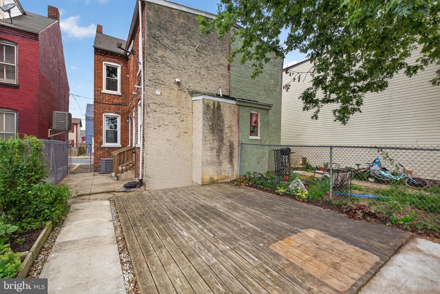 539 Woodward Street photo 28