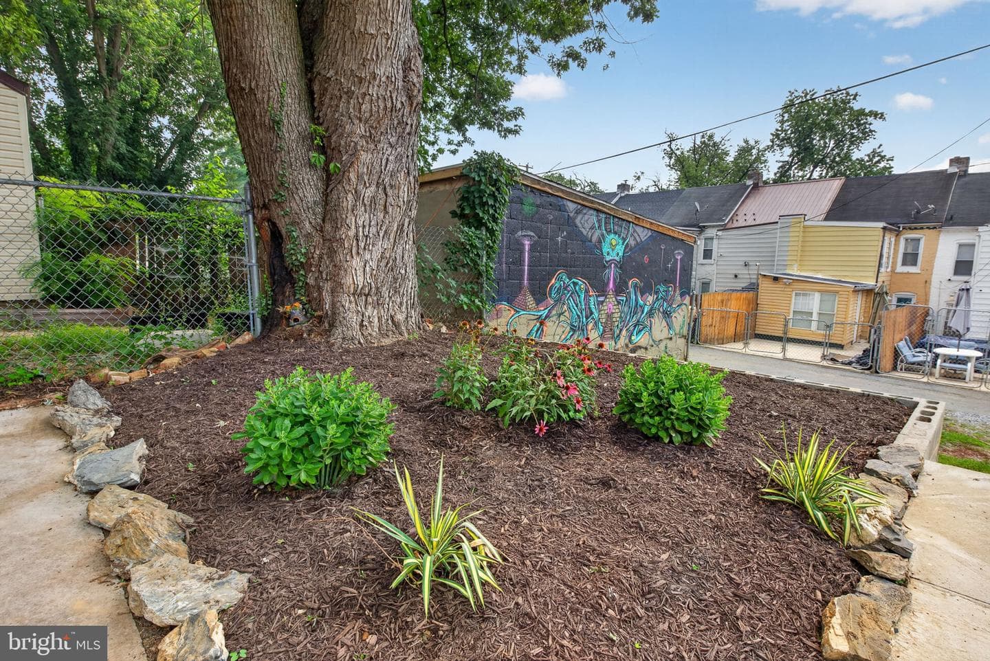 539 Woodward Street photo 29