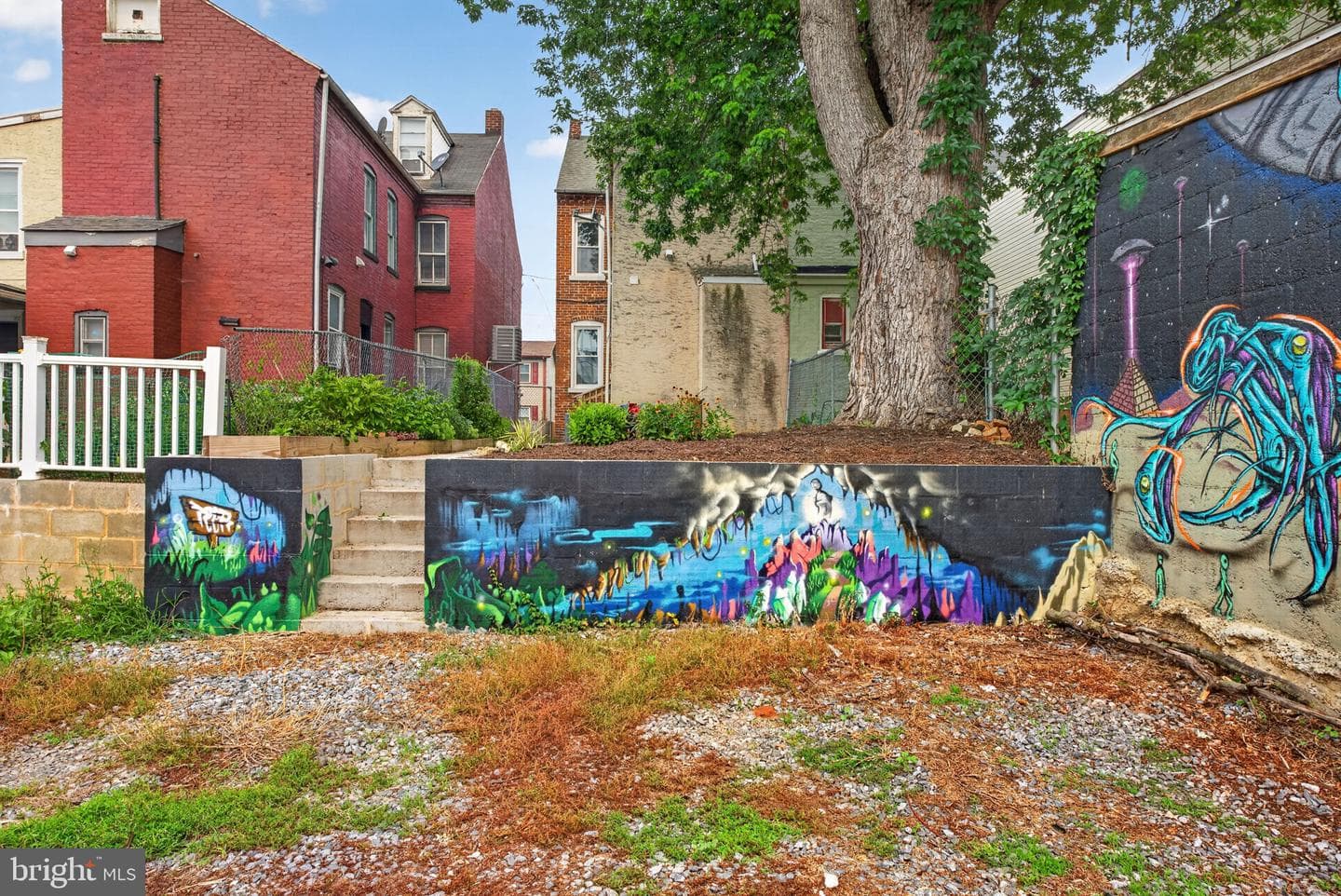 539 Woodward Street photo 31