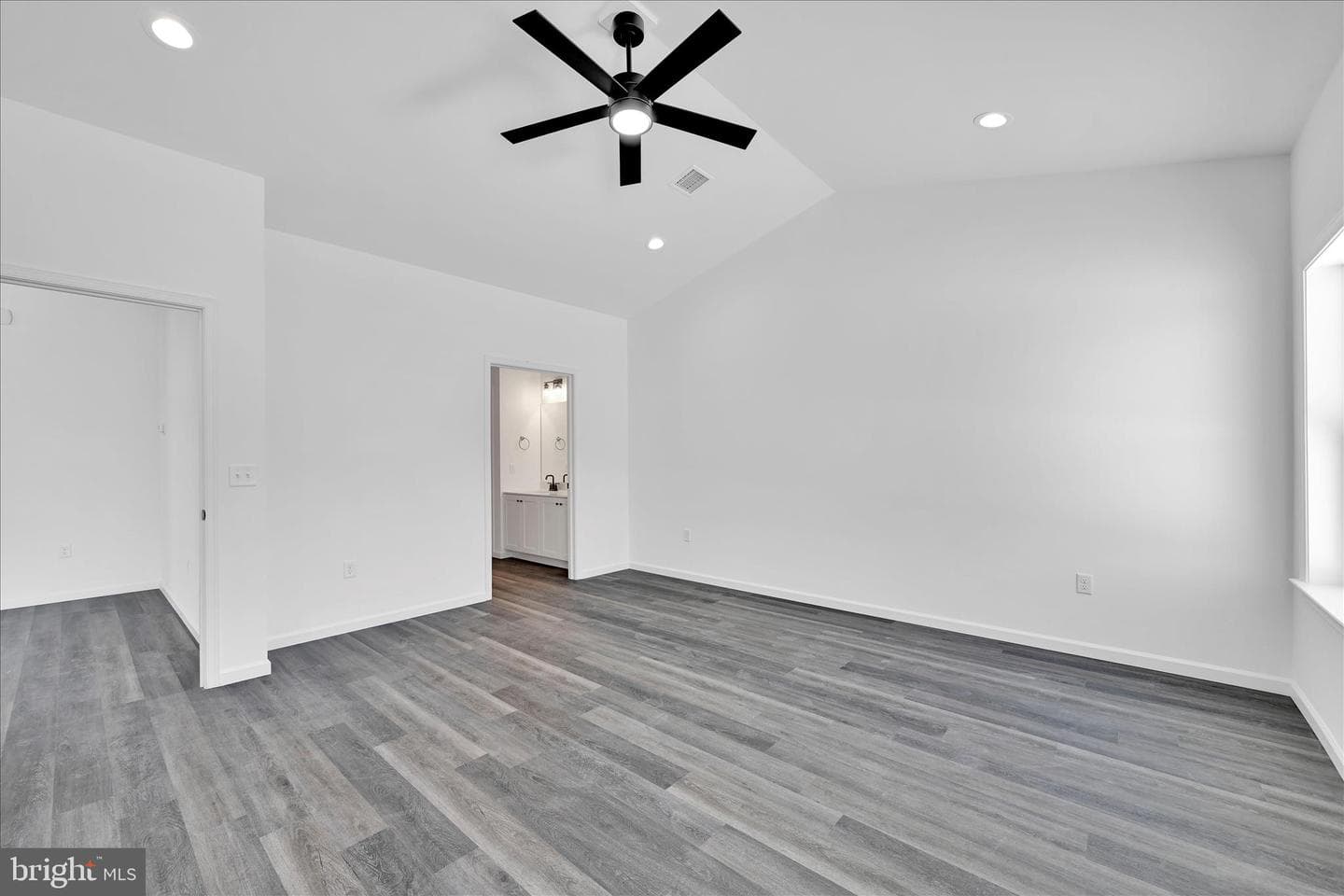 108 Hillard Field photo 16