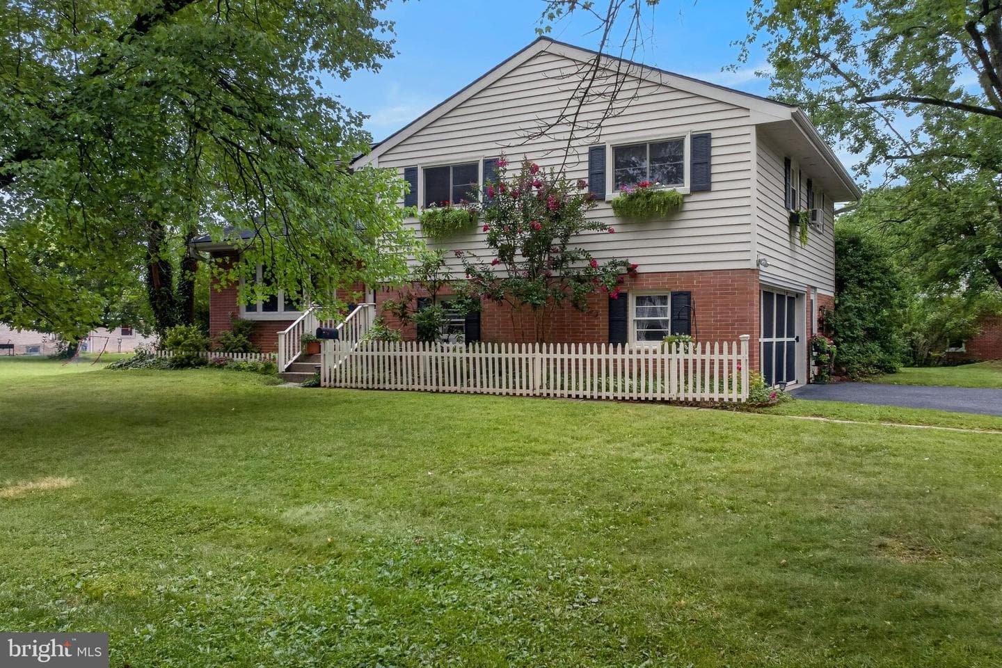 121 Home Lane photo 1
