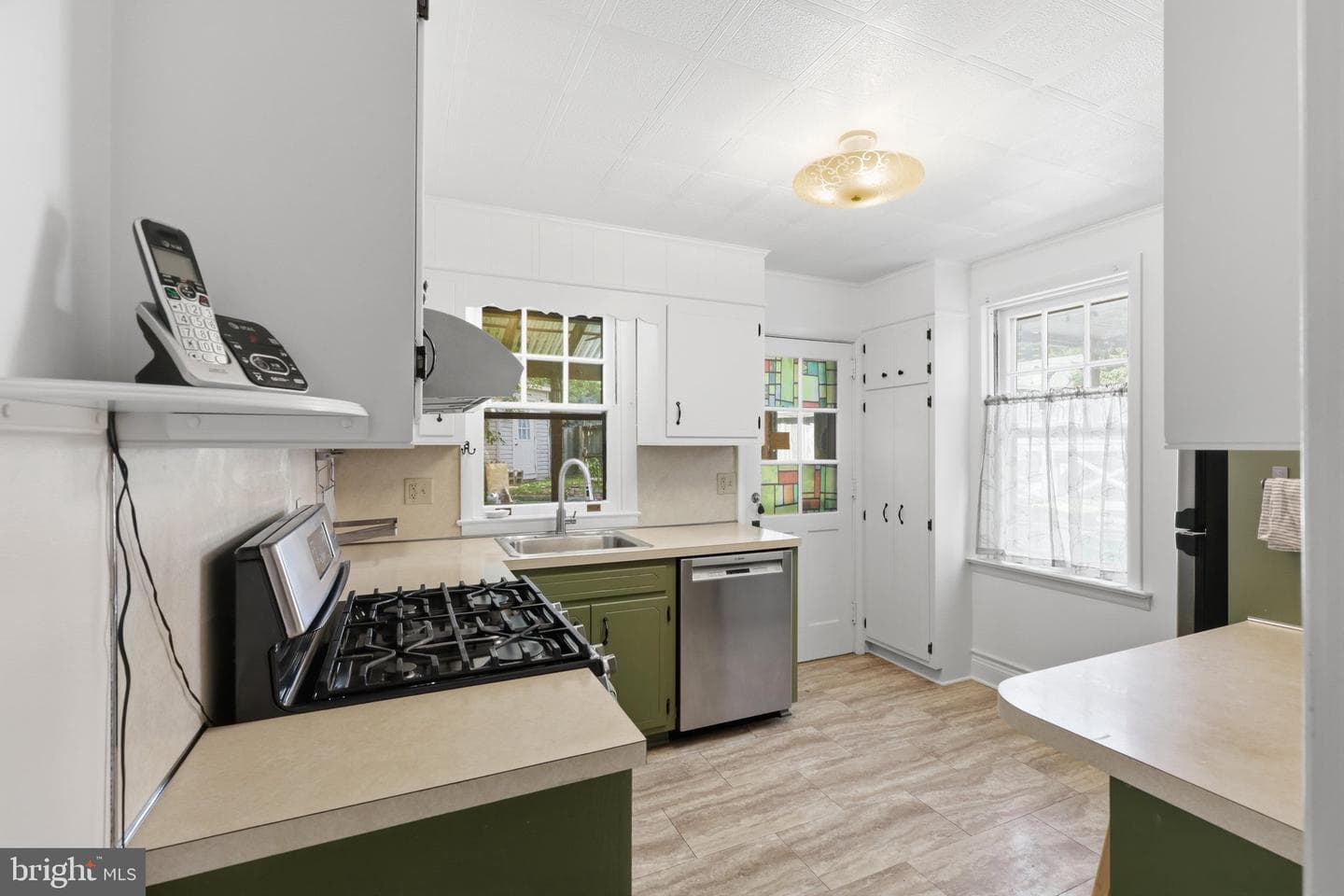 559 W Walnut Street photo 11