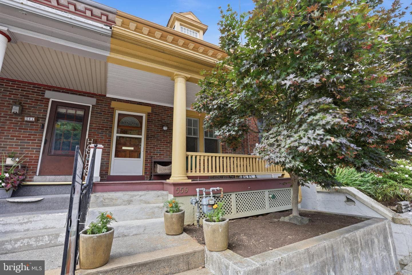 559 W Walnut Street photo 2