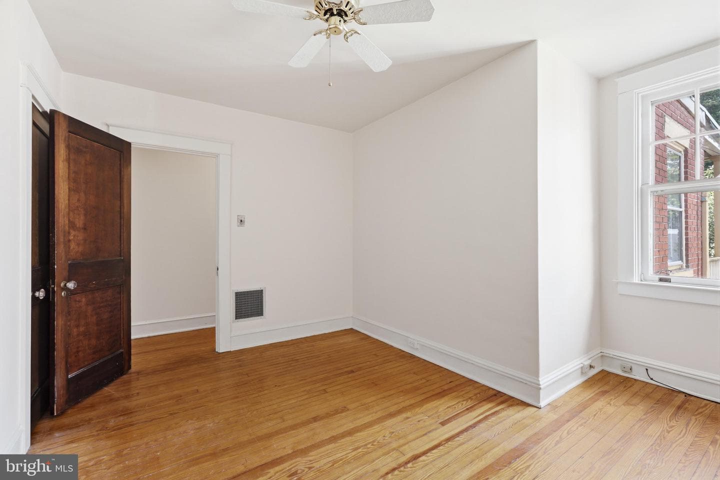 559 W Walnut Street photo 21