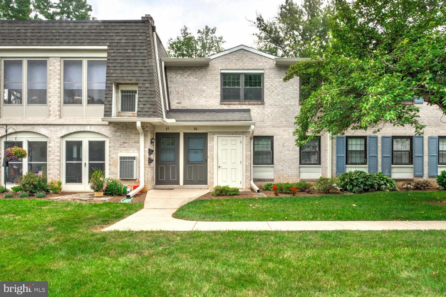 86 Valleybrook Drive photo 1