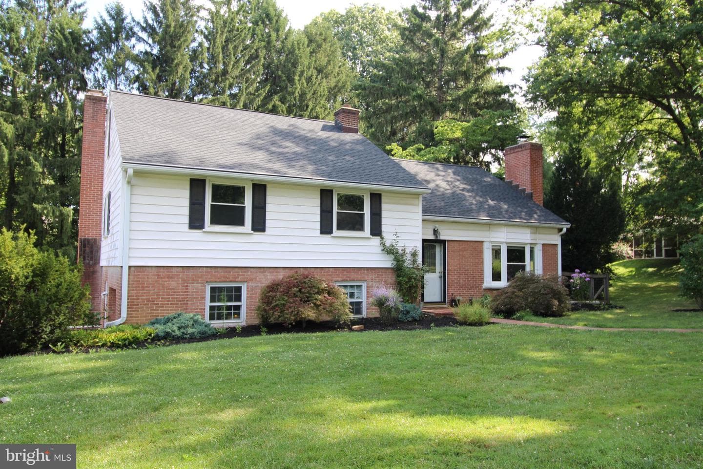 1133 Colonial Road photo 1
