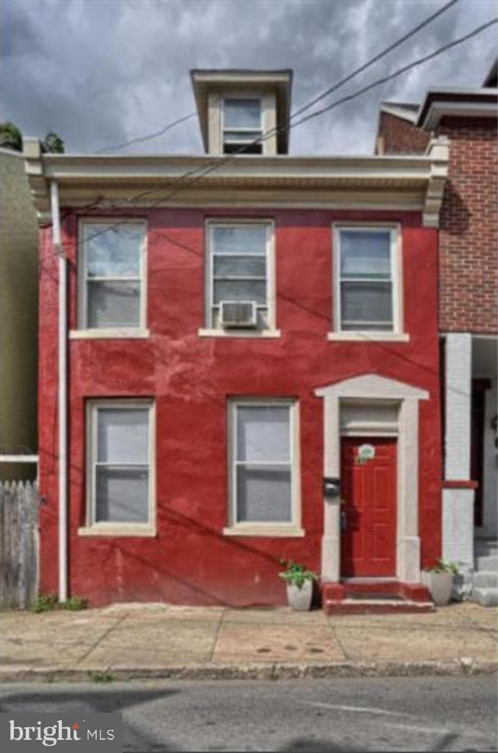 409 E Strawberry Street photo 1