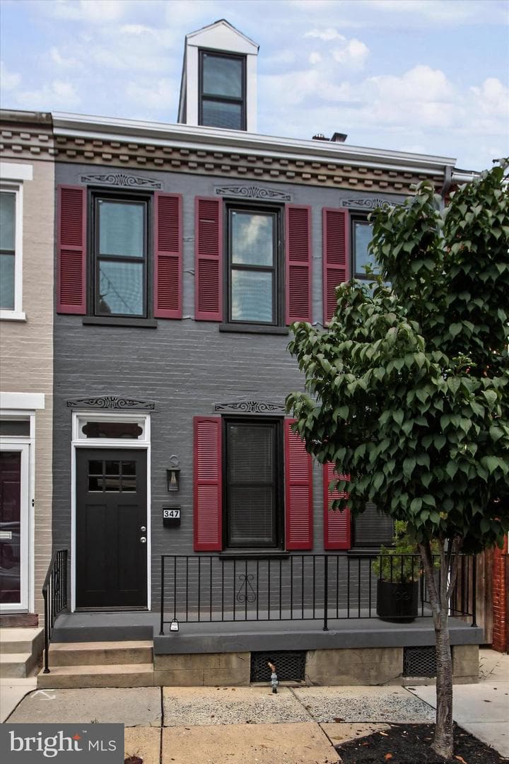 347 E Chestnut Street photo 1