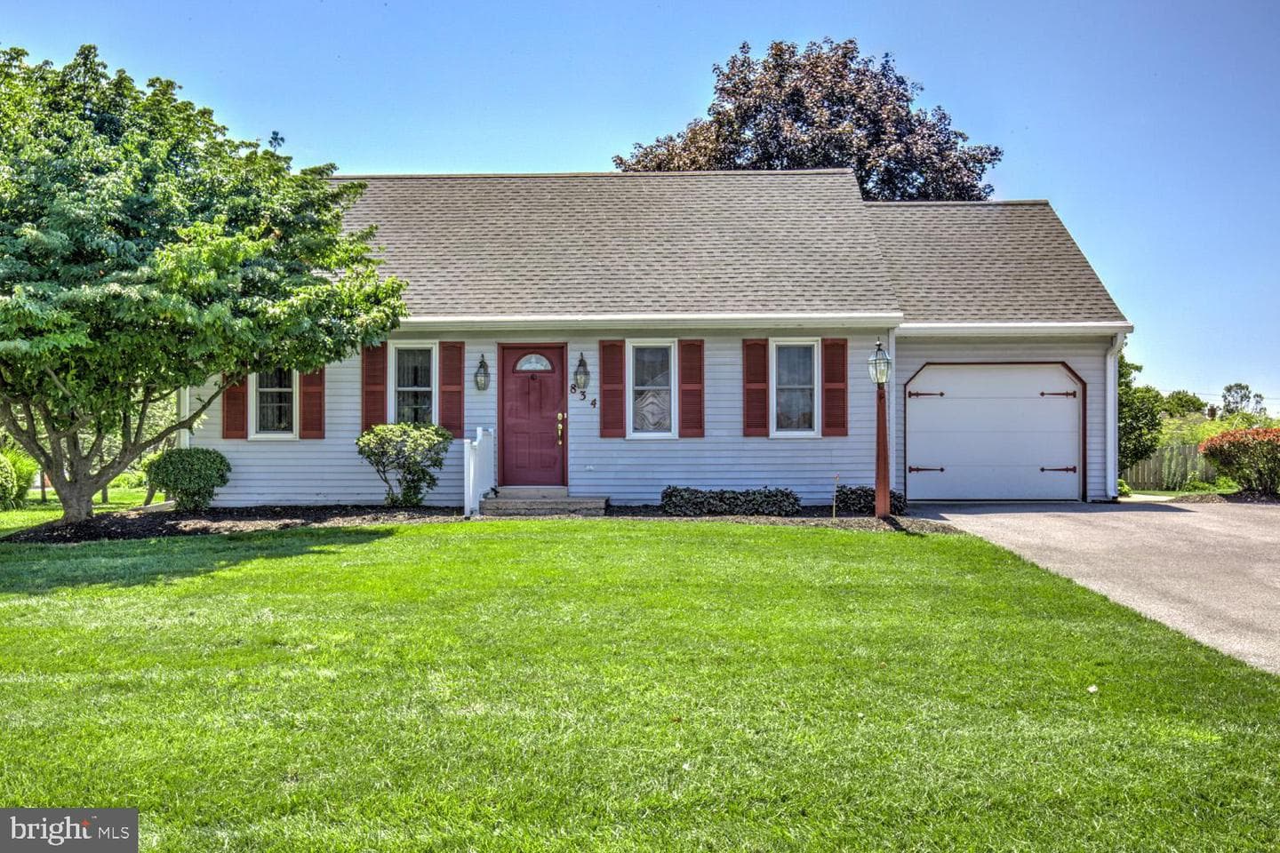 834 Lakeview Drive photo 1