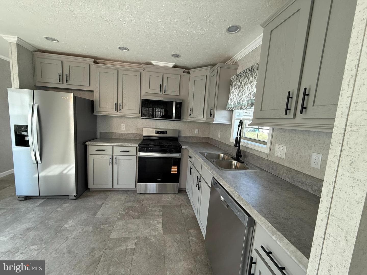 38 Lakeview Drive photo 1