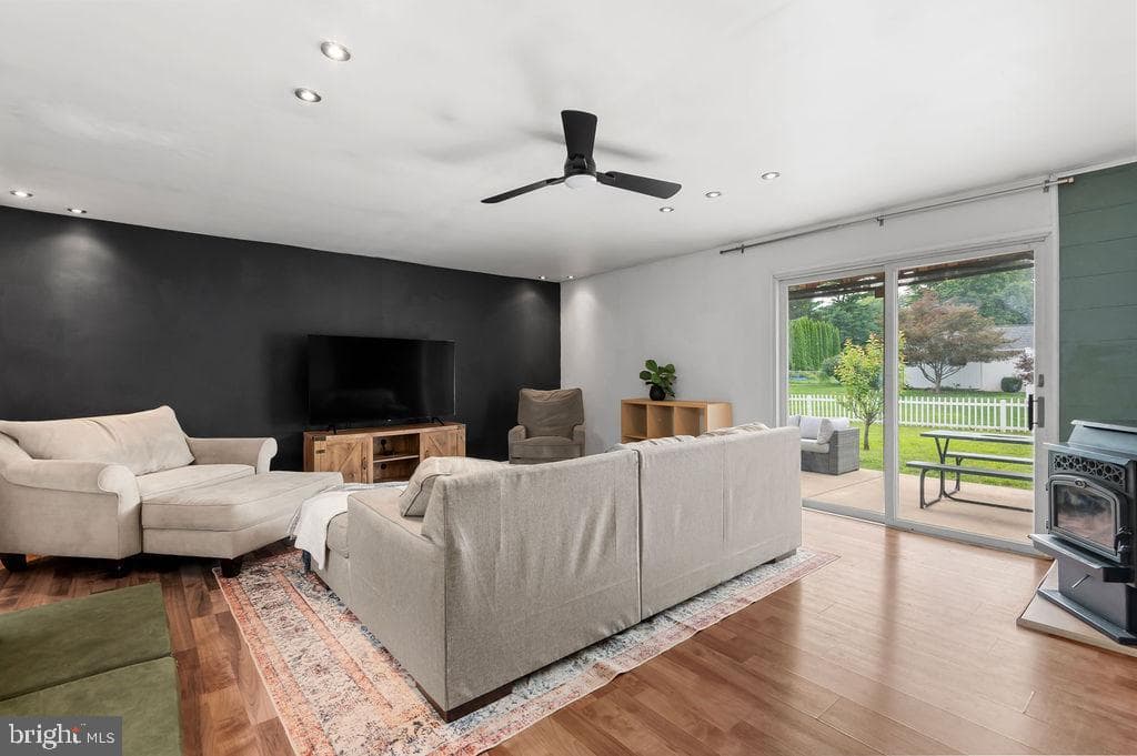 5196 Price Avenue photo 9
