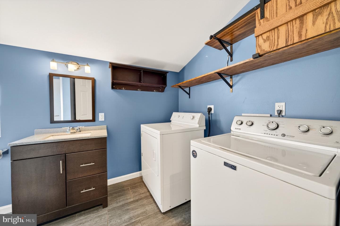 309 Delong Avenue photo 33