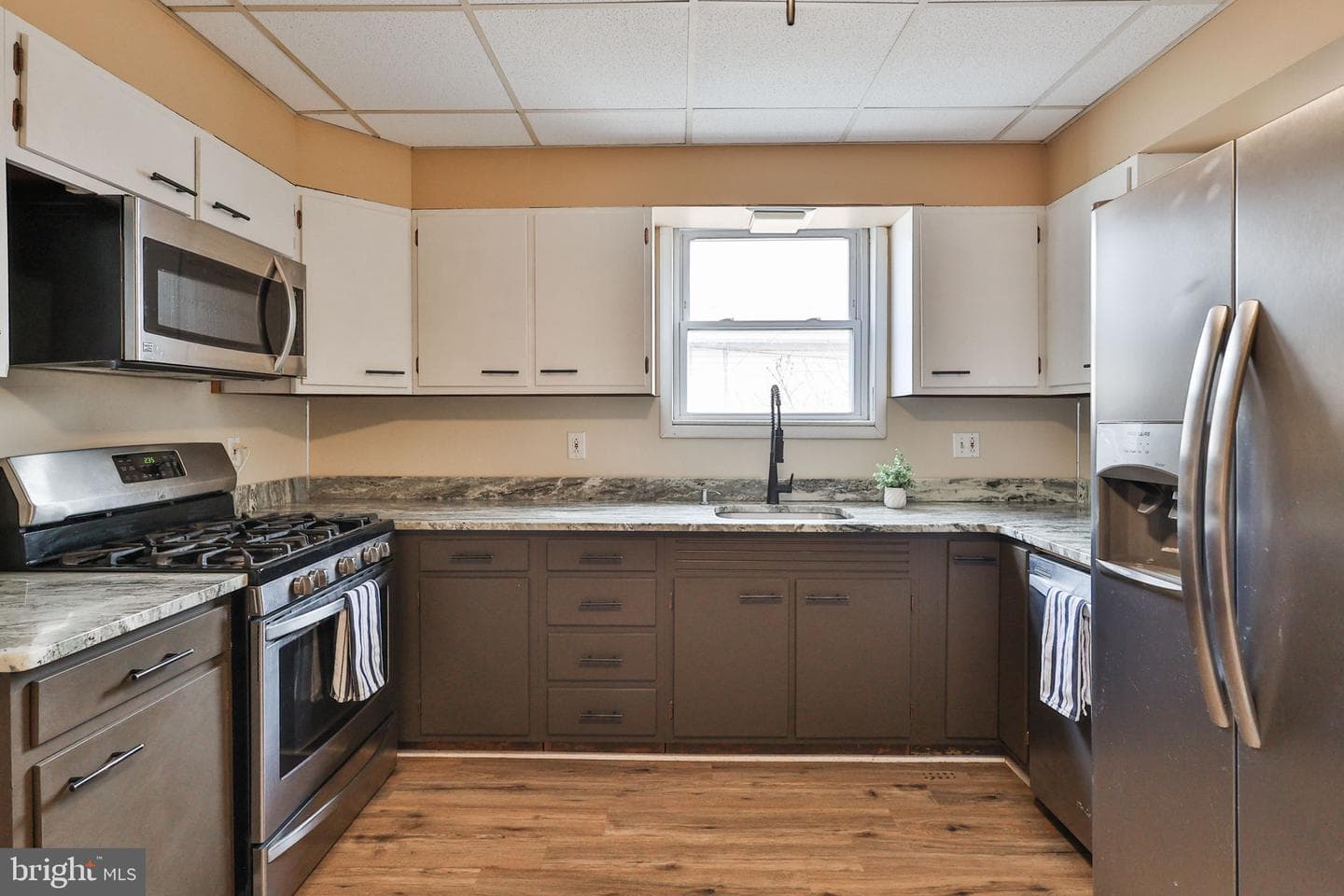 2045 Kenmore Avenue photo 16