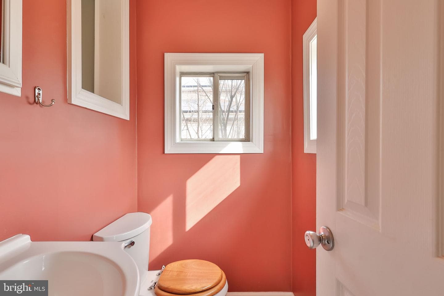 2045 Kenmore Avenue photo 21