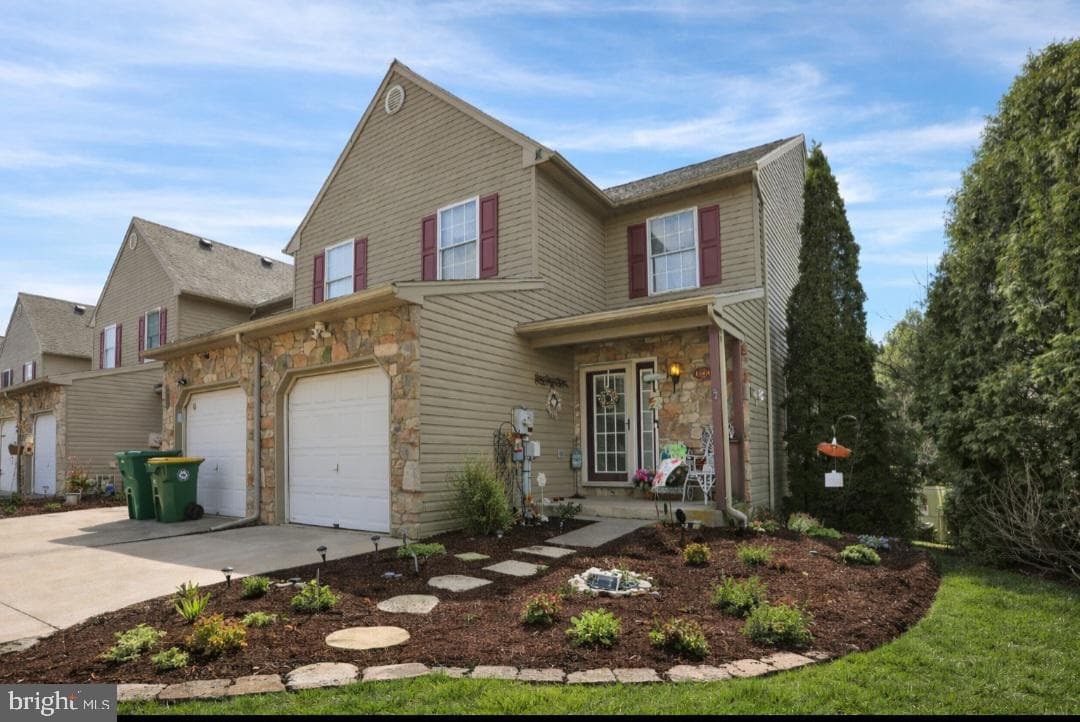 1560 Pinewind Drive photo 1