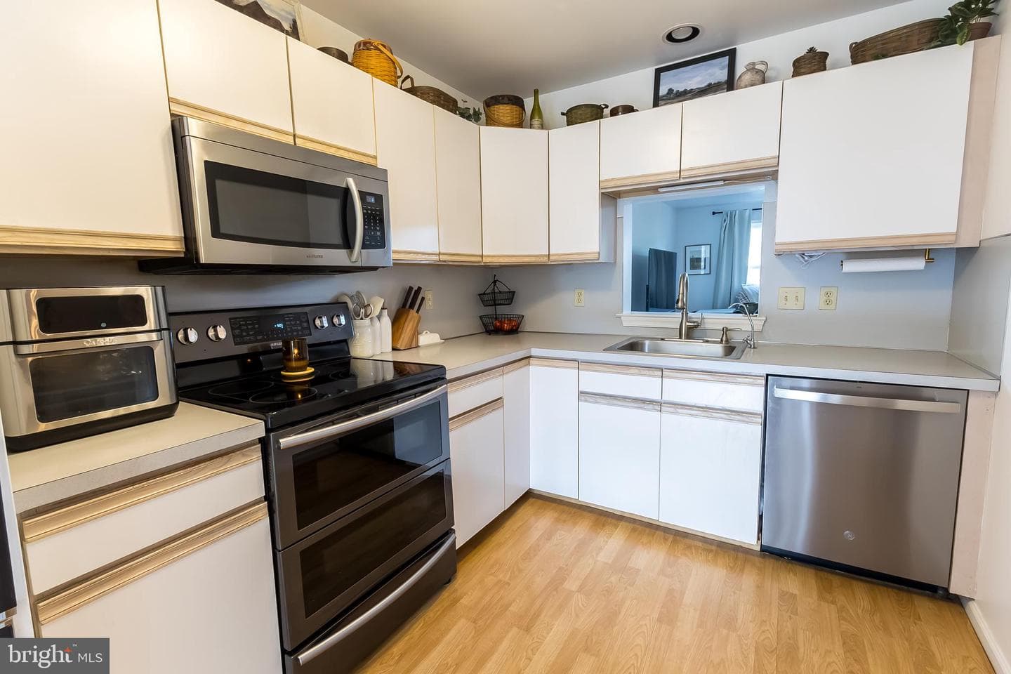 323 Surrey Place photo 12