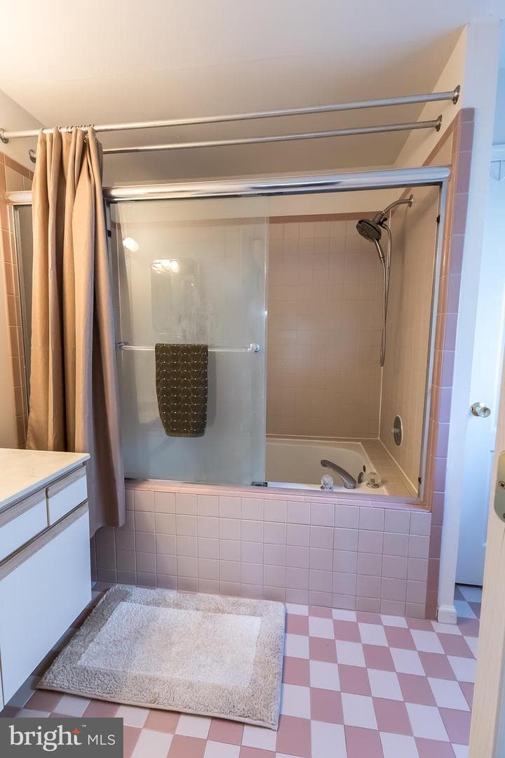 323 Surrey Place photo 26