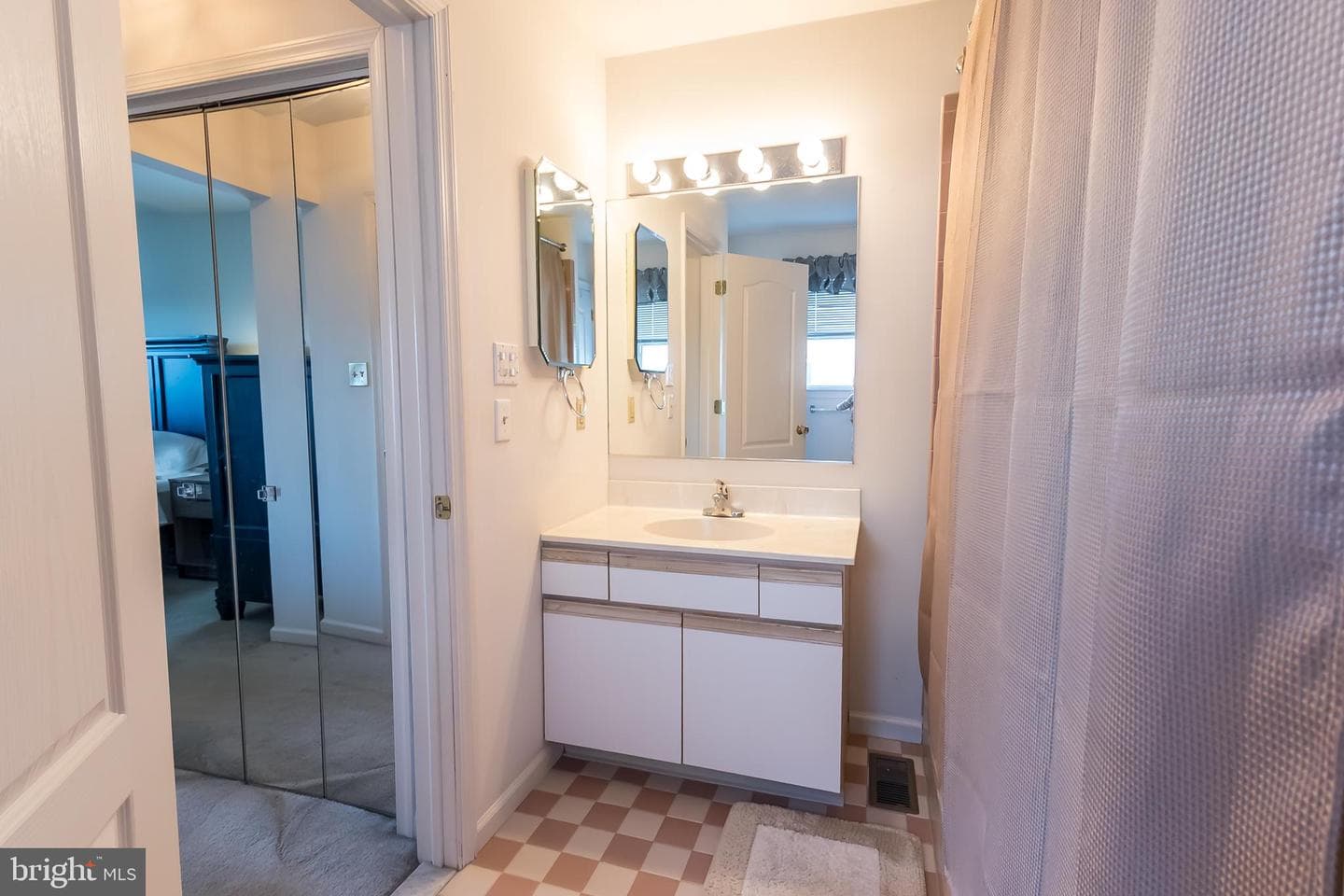 323 Surrey Place photo 28