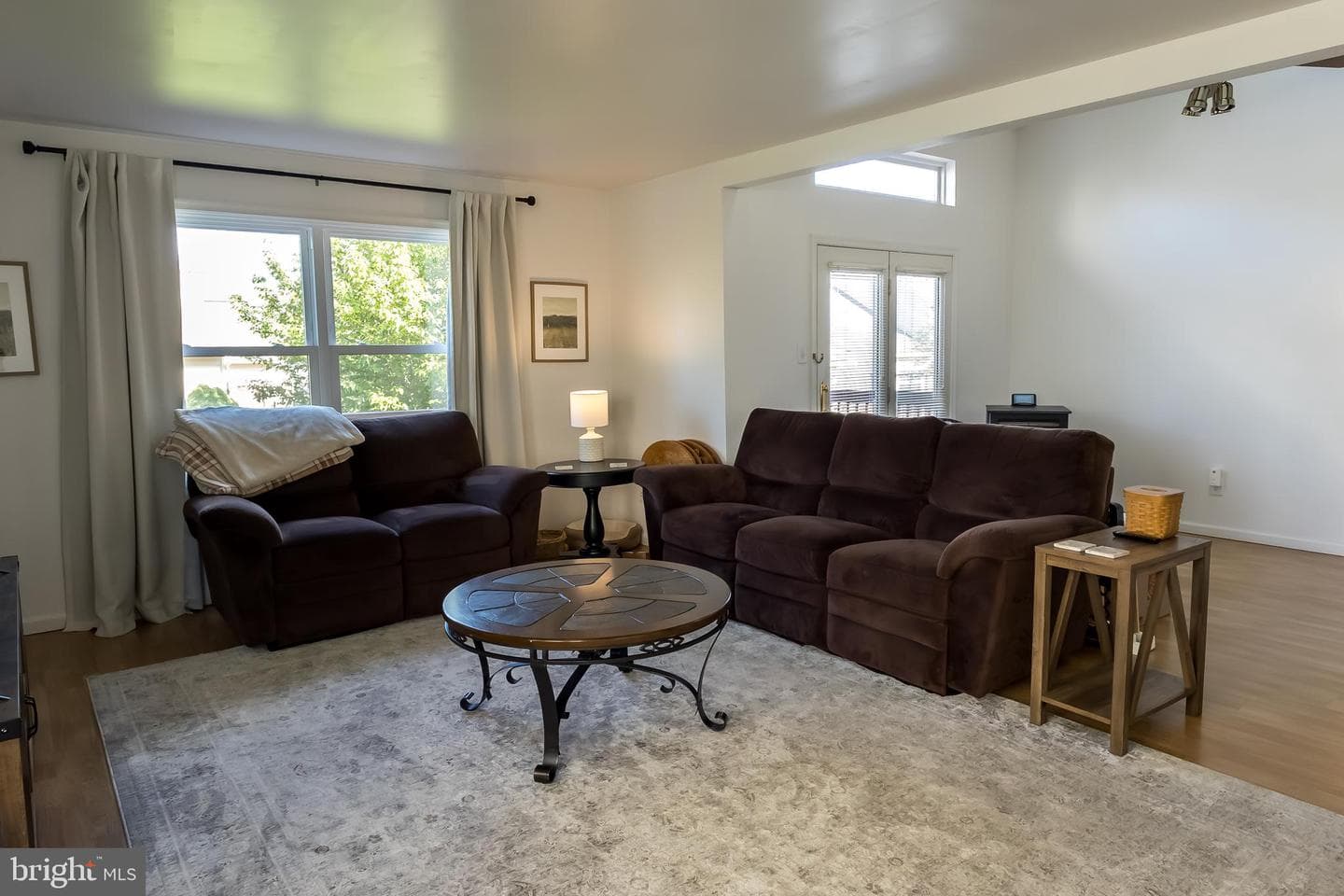 323 Surrey Place photo 7