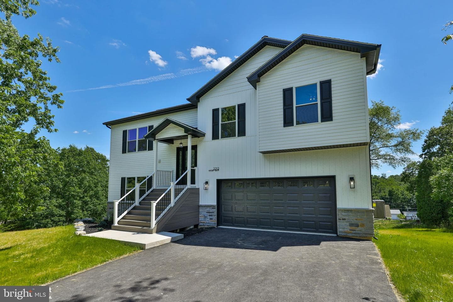 2212 Skyline Drive photo 2