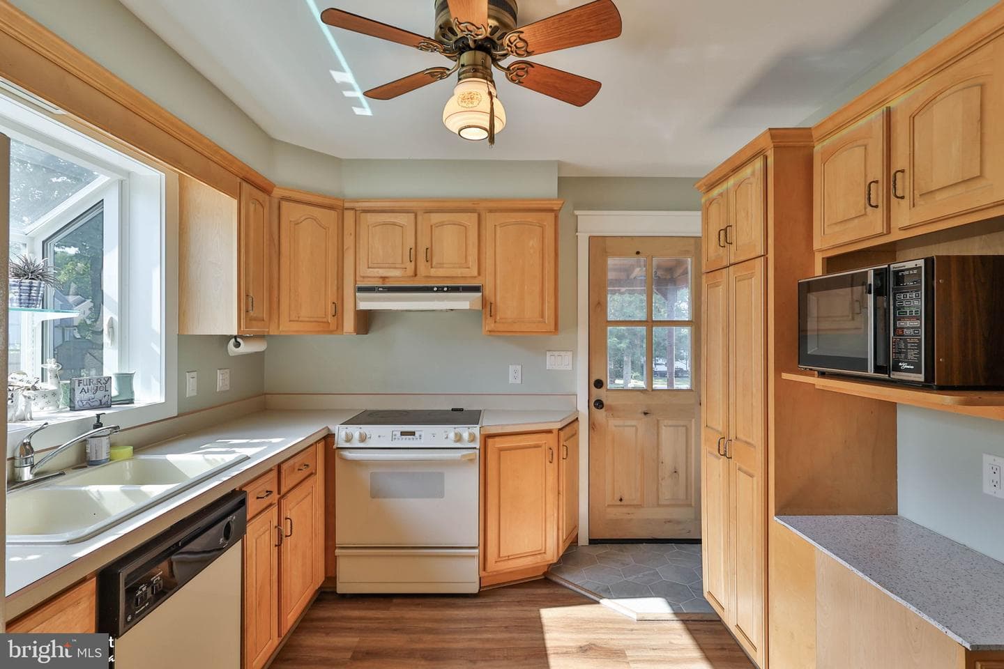 132 E Landis Street photo 19