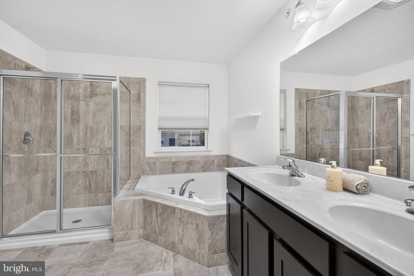 1497 Caspian Street photo 33