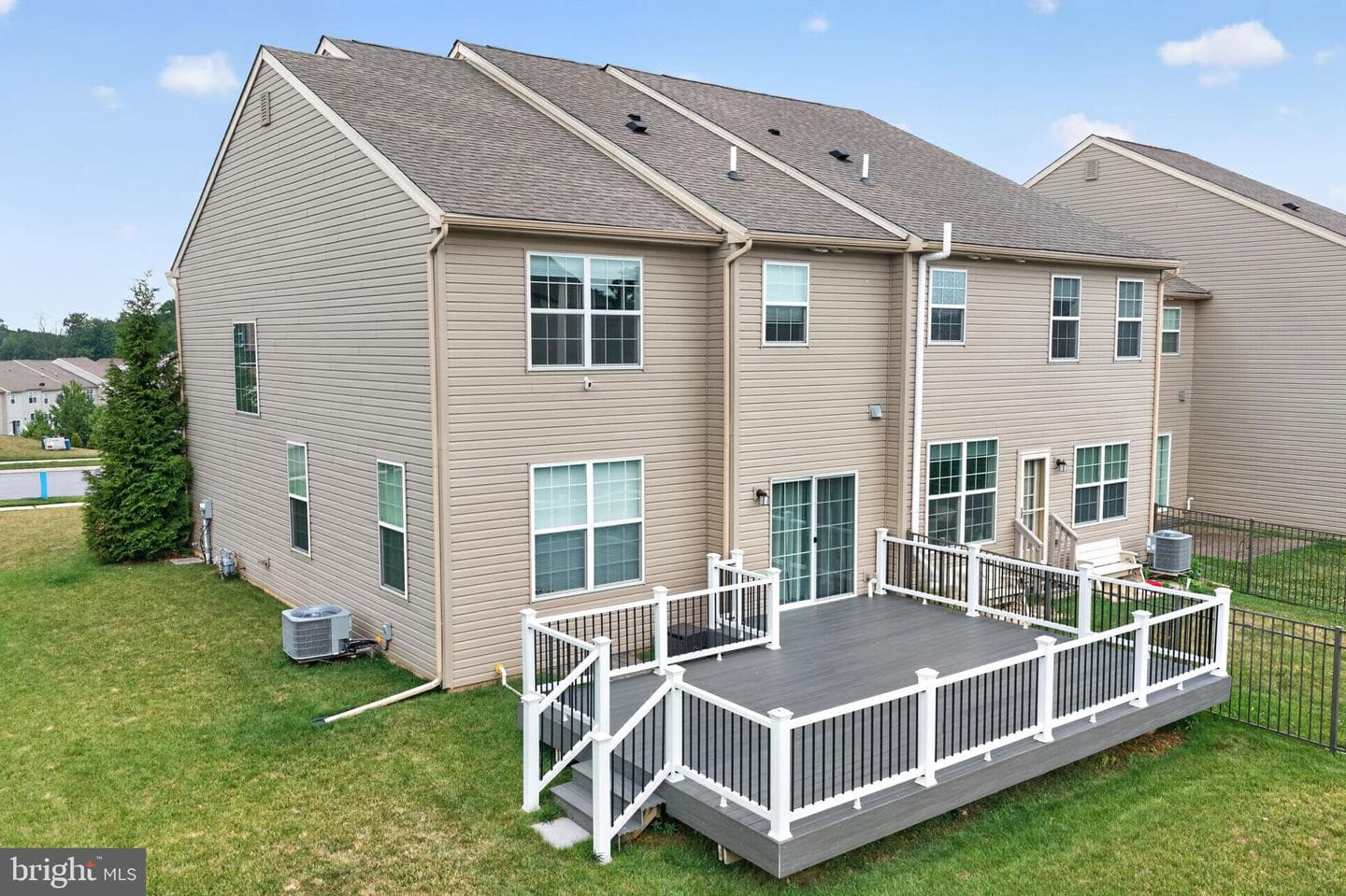 1497 Caspian Street photo 44