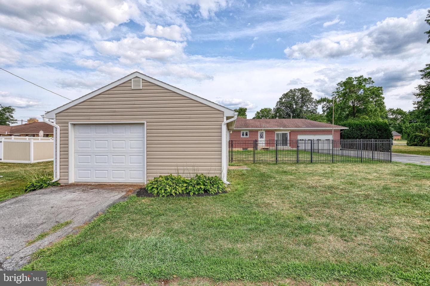 641 E Cherry Street photo 17