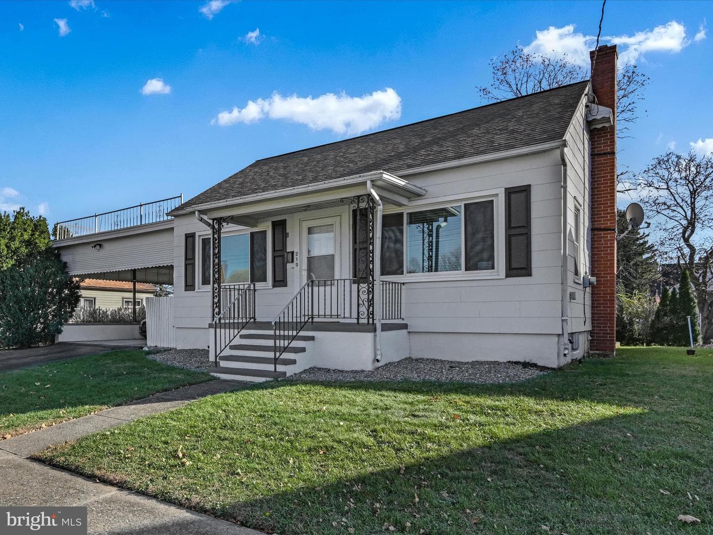 210 W Walnut Street photo 3