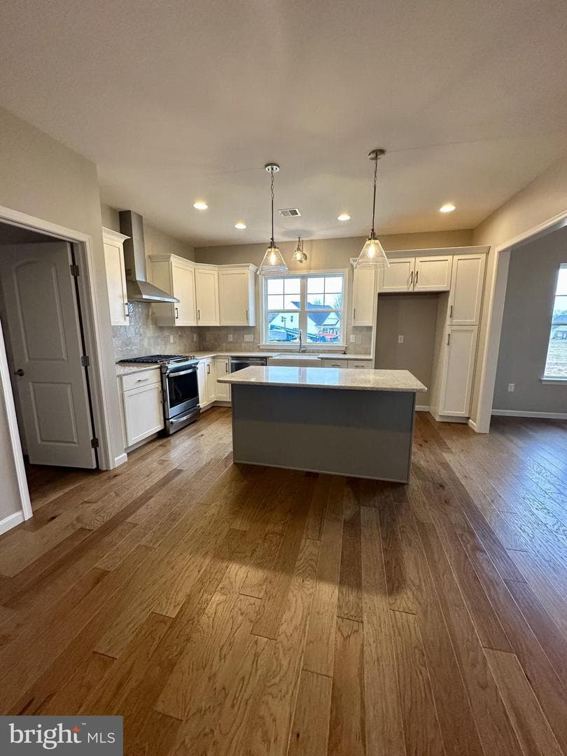 145 Bellflower Ave photo 2