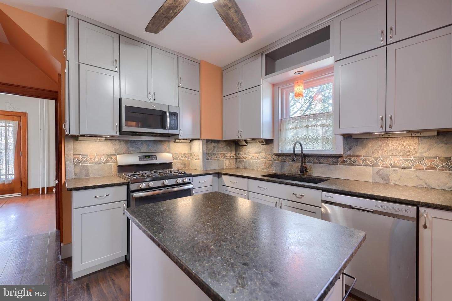 11 E Poplar Street photo 28
