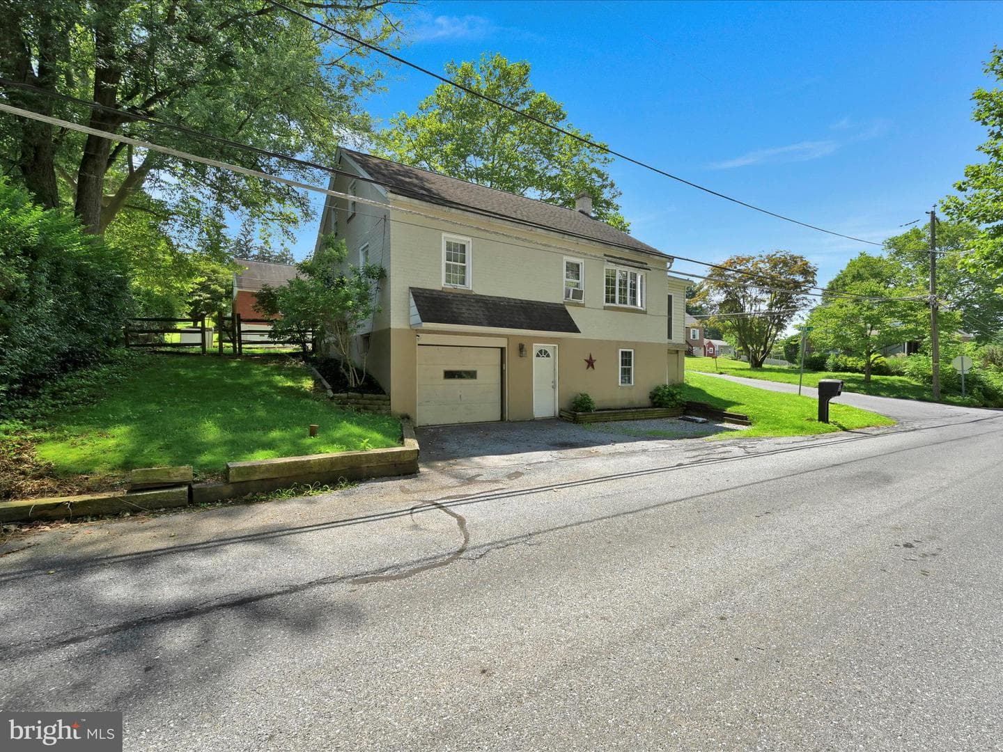 109 Hillside Street photo 2
