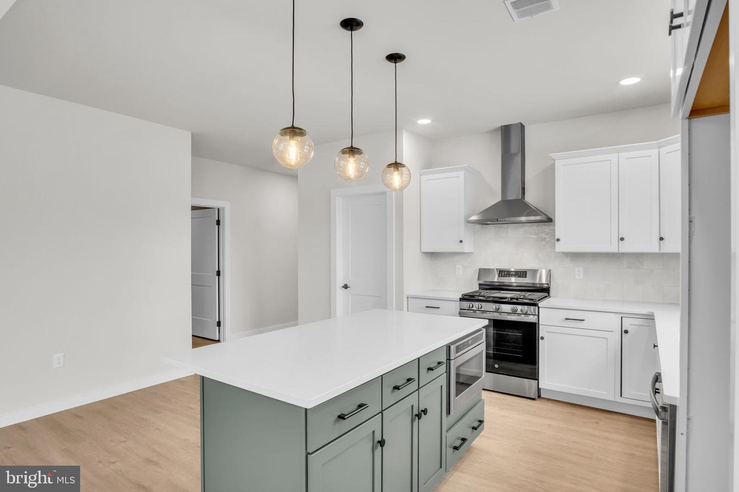 141 Bellflower Avenue photo 4