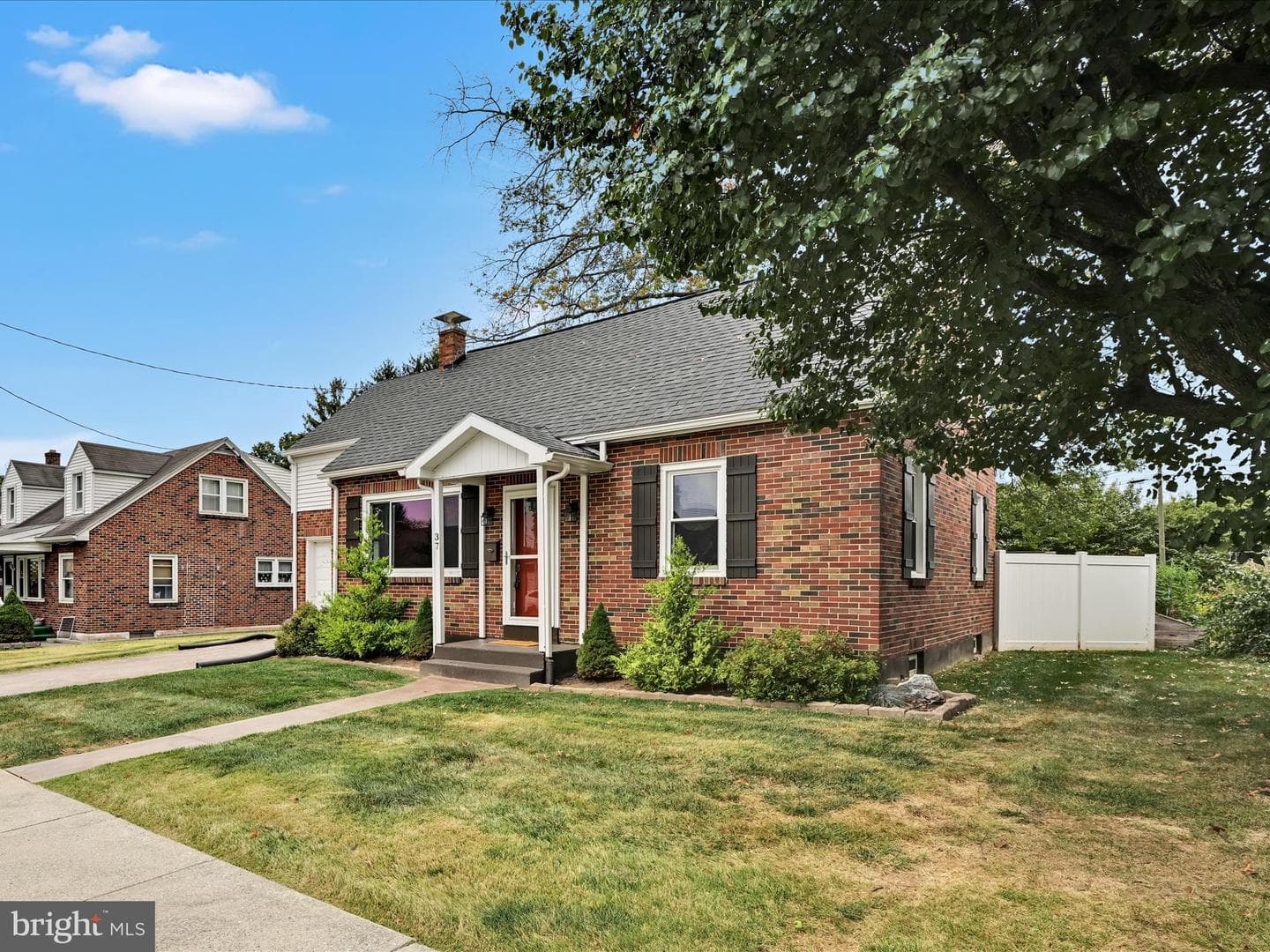 37 Willow Avenue photo 2
