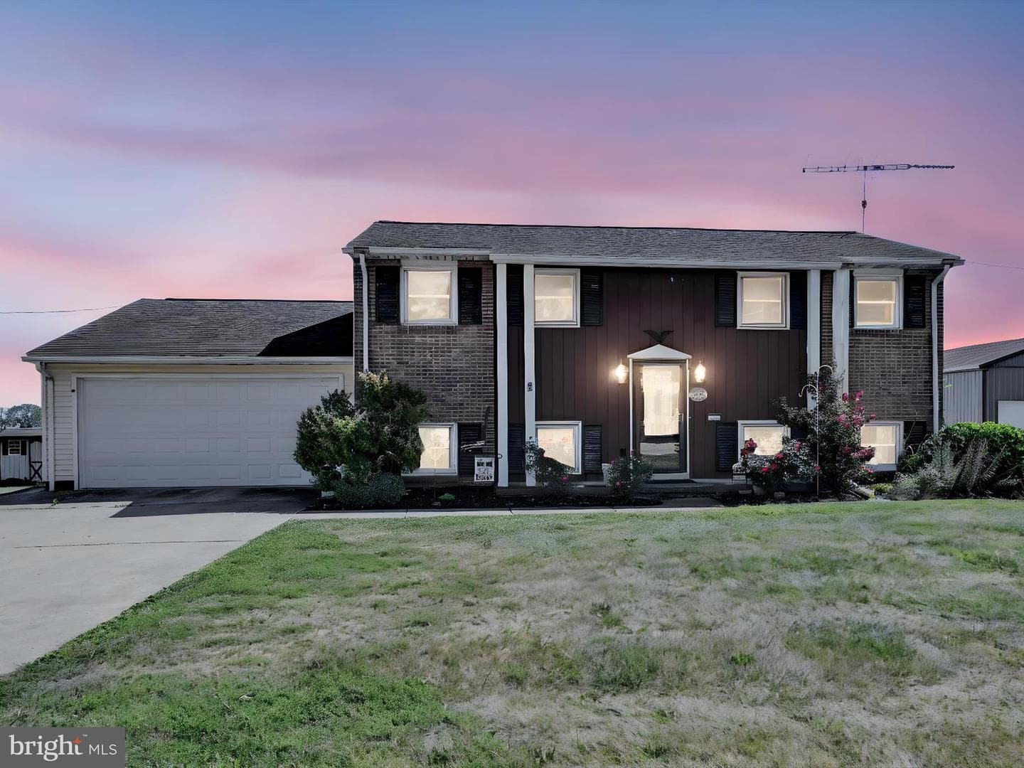 544 N College Street photo 4