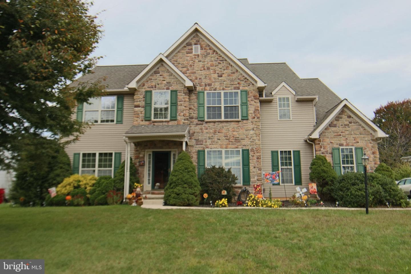 527 Royal Road photo 2