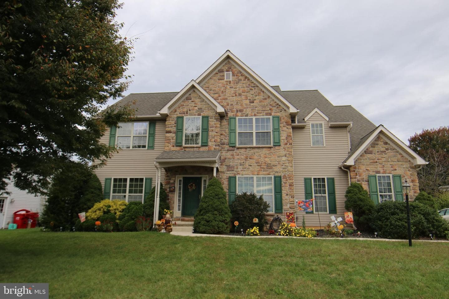 527 Royal Road photo 3