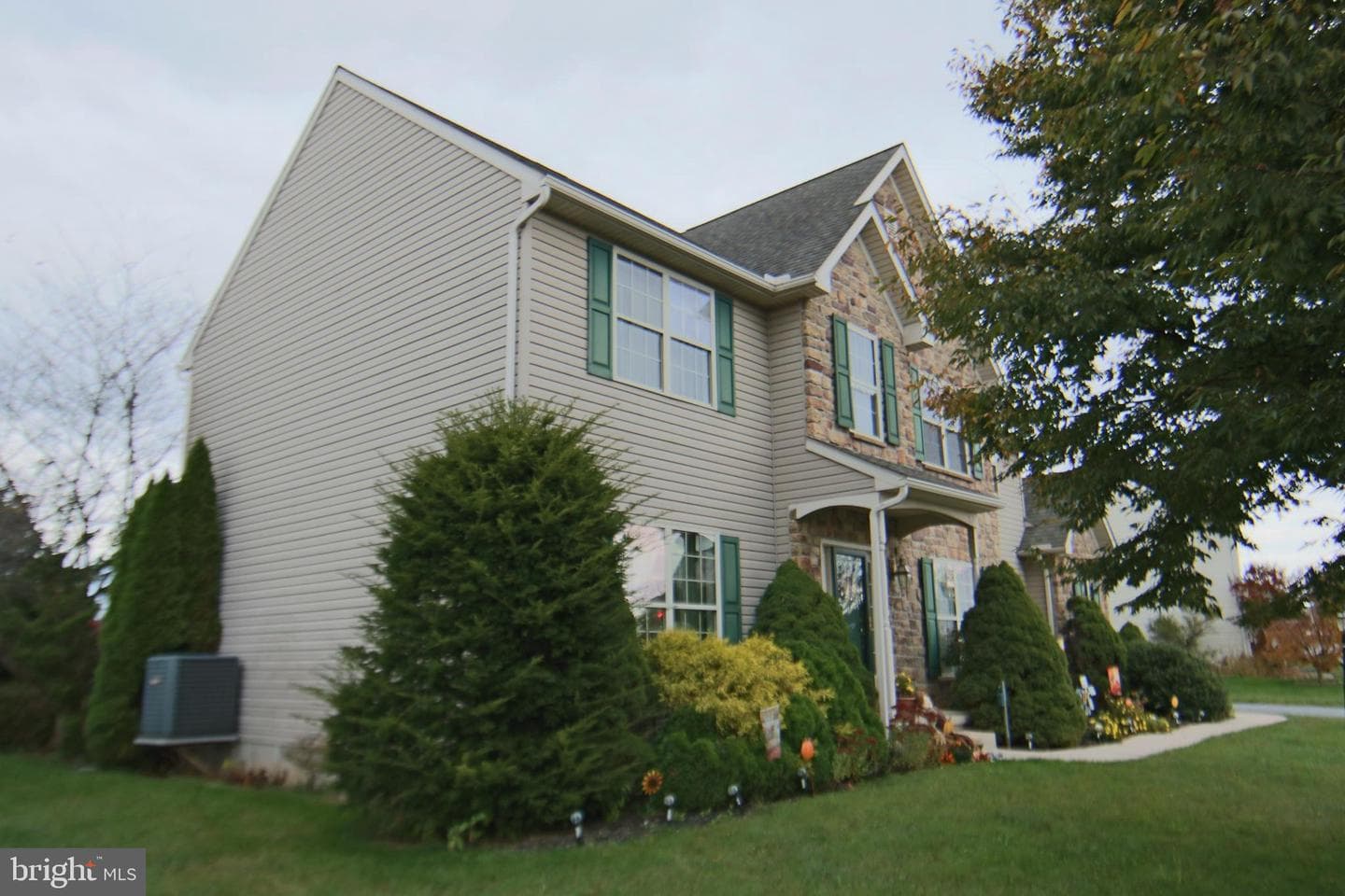527 Royal Road photo 4