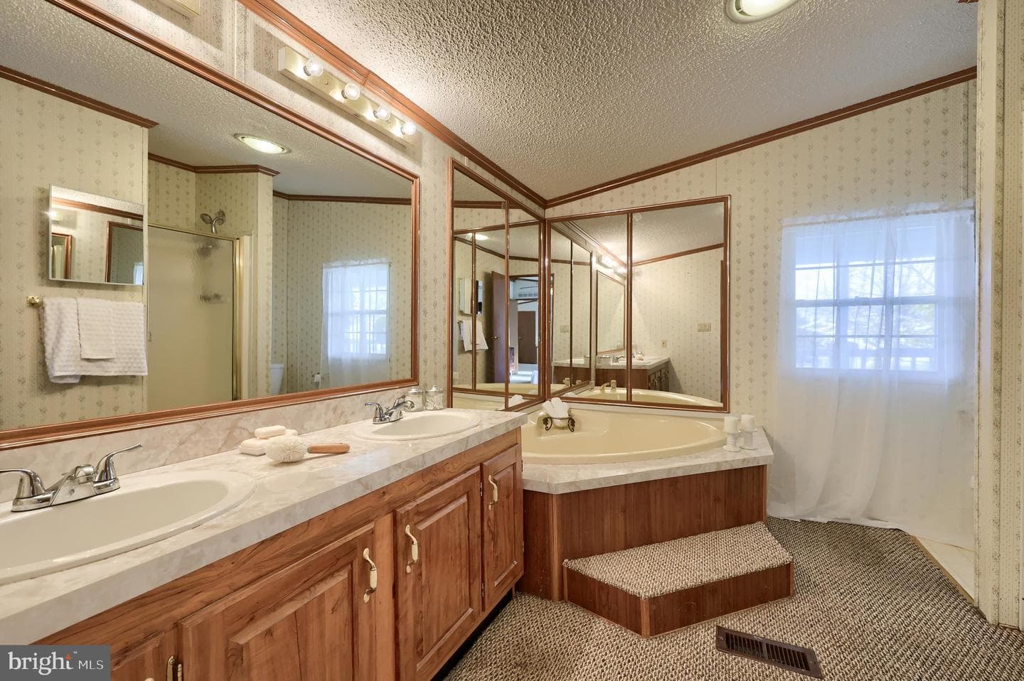 564 W Cedar Street photo 27