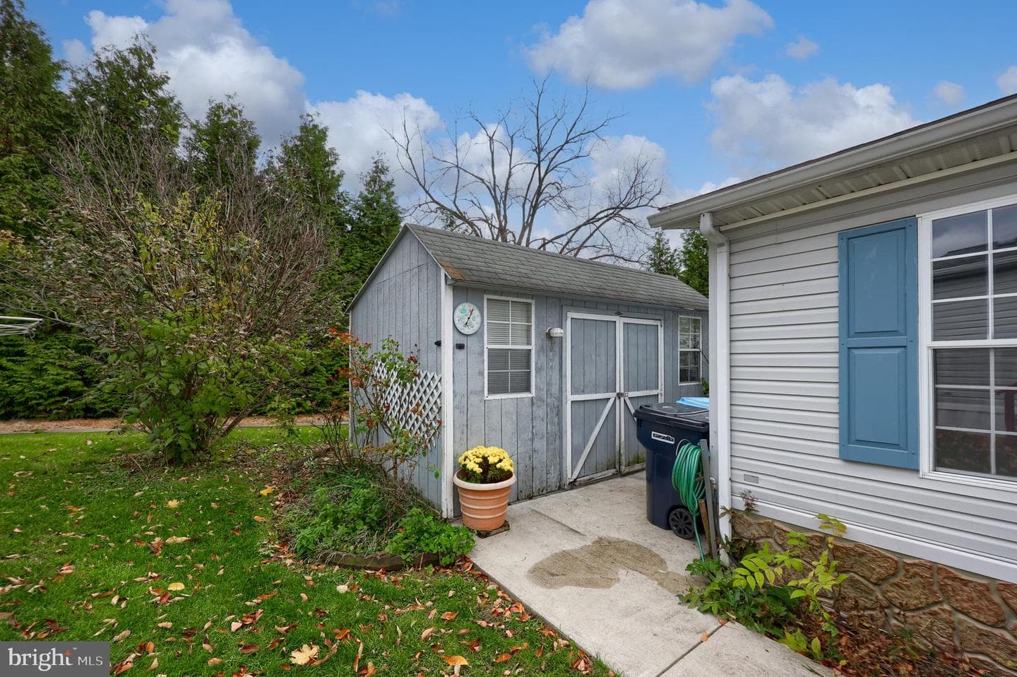 564 W Cedar Street photo 6
