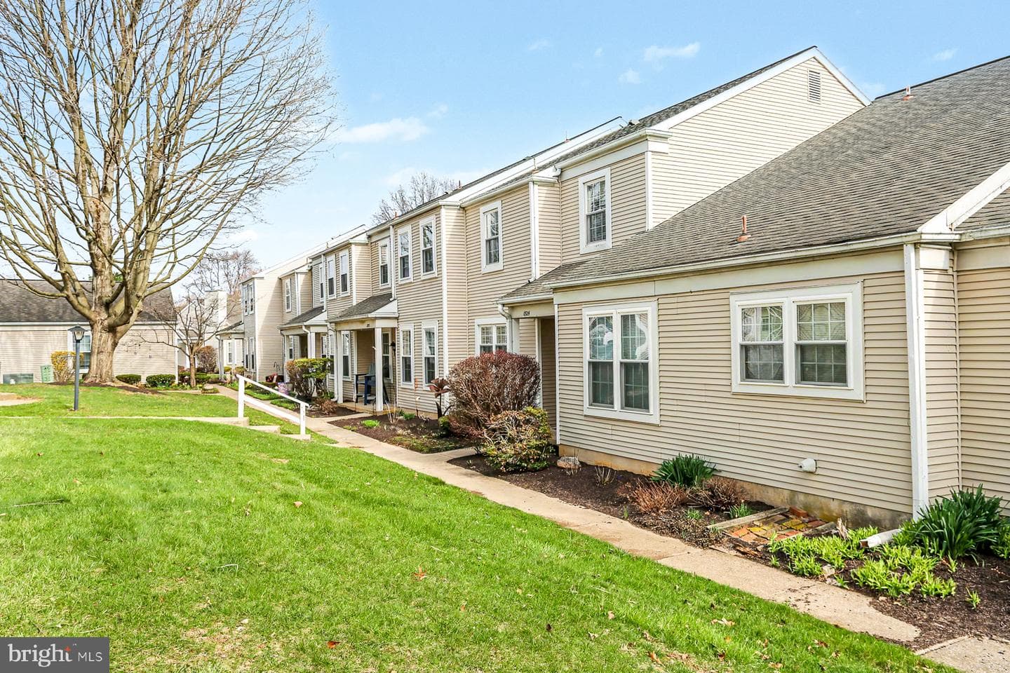 1524 Cambridge Ct U-0209 Court photo 3